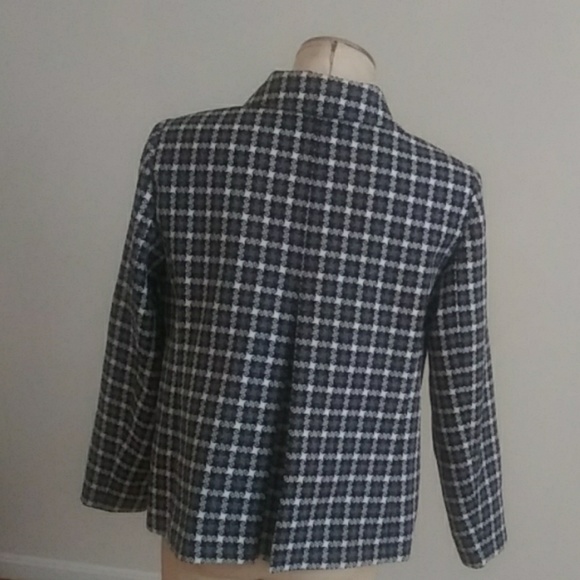 A black, white, black pattern vest - Picture 2 of 3